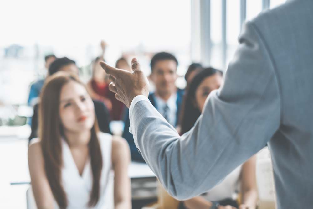 docente spiega in una classe